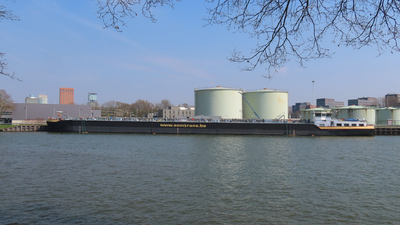 912636 Gezicht op het brandstoffendepot aan de Gelderlantlaan te Utrecht, vanaf de Remiseweg te Nieuwegein, met op de ...